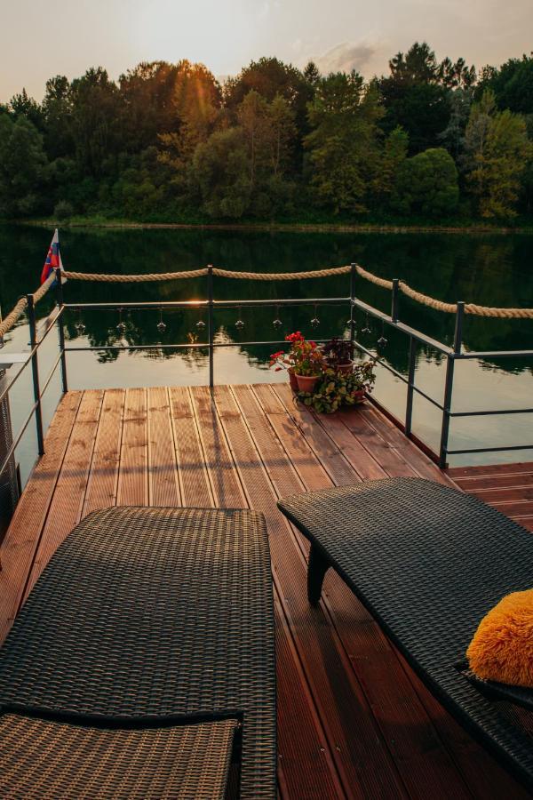 فندق Aquachill Houseboat & Wellness Liptovský Trnovec المظهر الخارجي الصورة
