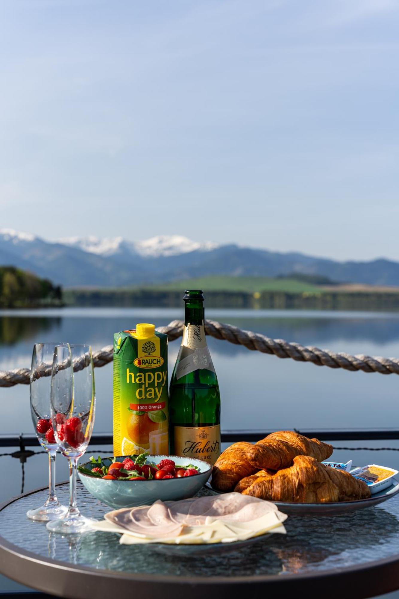 فندق Aquachill Houseboat & Wellness Liptovský Trnovec المظهر الخارجي الصورة