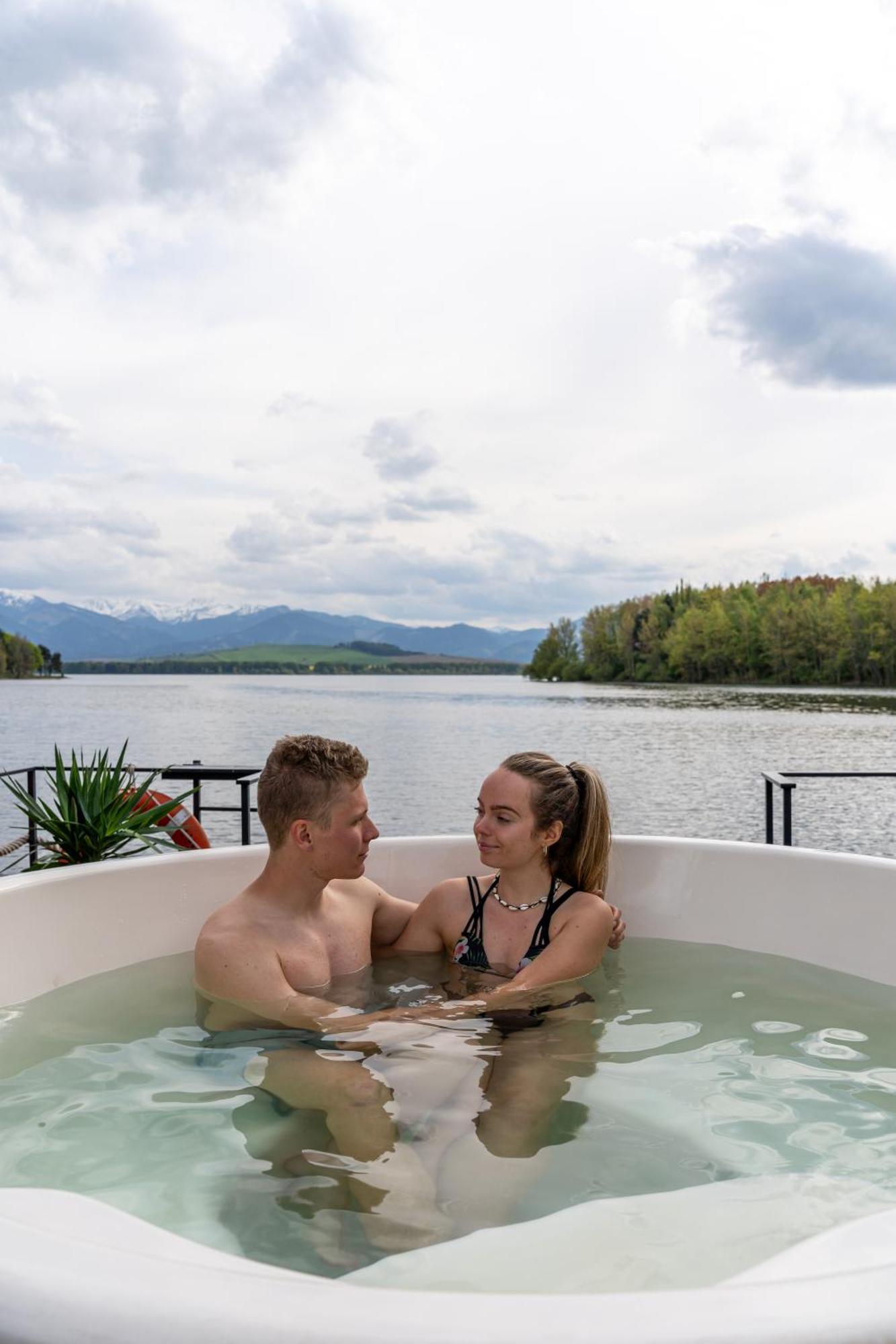 فندق Aquachill Houseboat & Wellness Liptovský Trnovec المظهر الخارجي الصورة